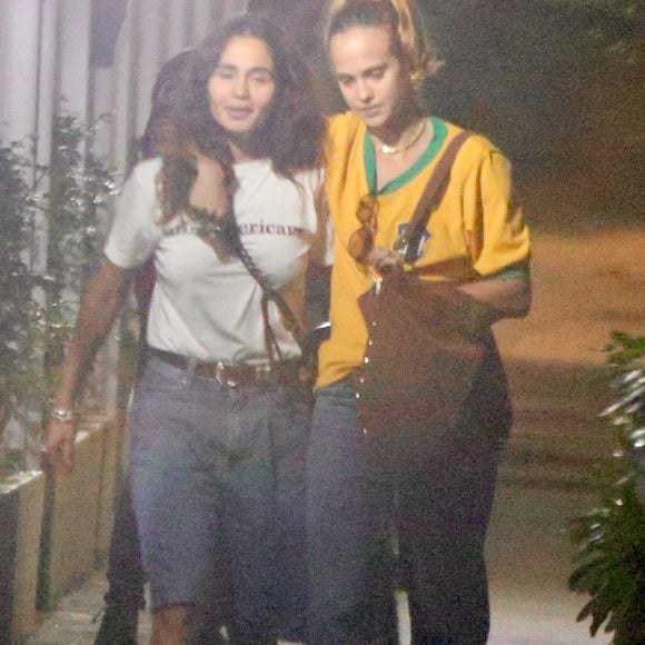 A atriz Nanda Costa foi flagrada em um clima romântico com a produtora Emilie Rey na última segunda-feira (29)