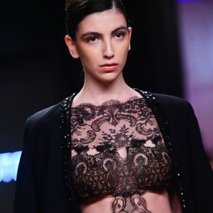 Renda em tons escuros surge como protagonista e reforça estética sofisticada na passarela