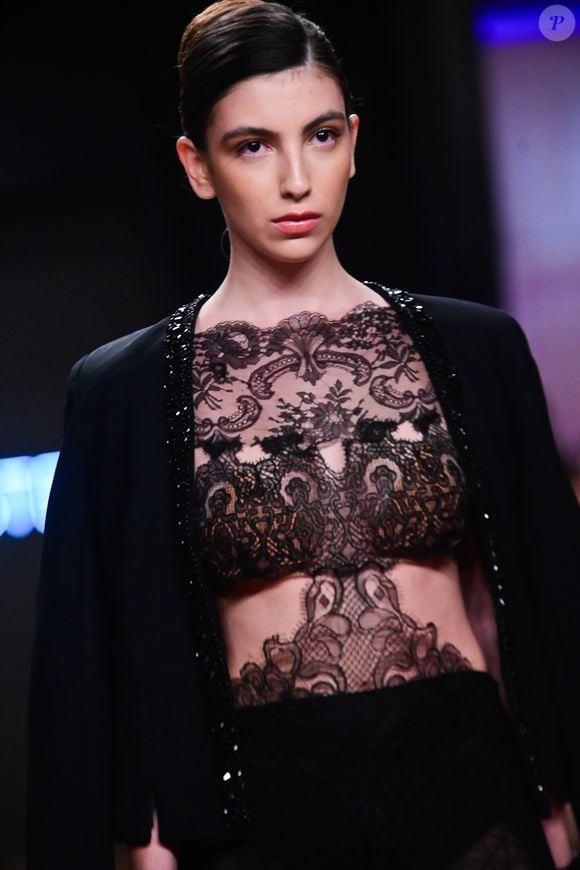 Renda em tons escuros surge como protagonista e reforça estética sofisticada na passarela