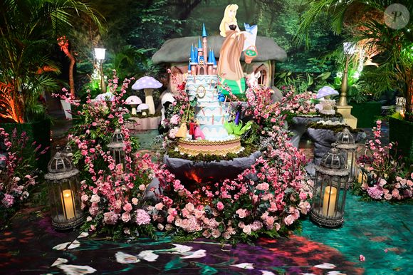 A decoração da mesa com o bolo de Lua Di Felice, filha de Viih Tube e Eliezer