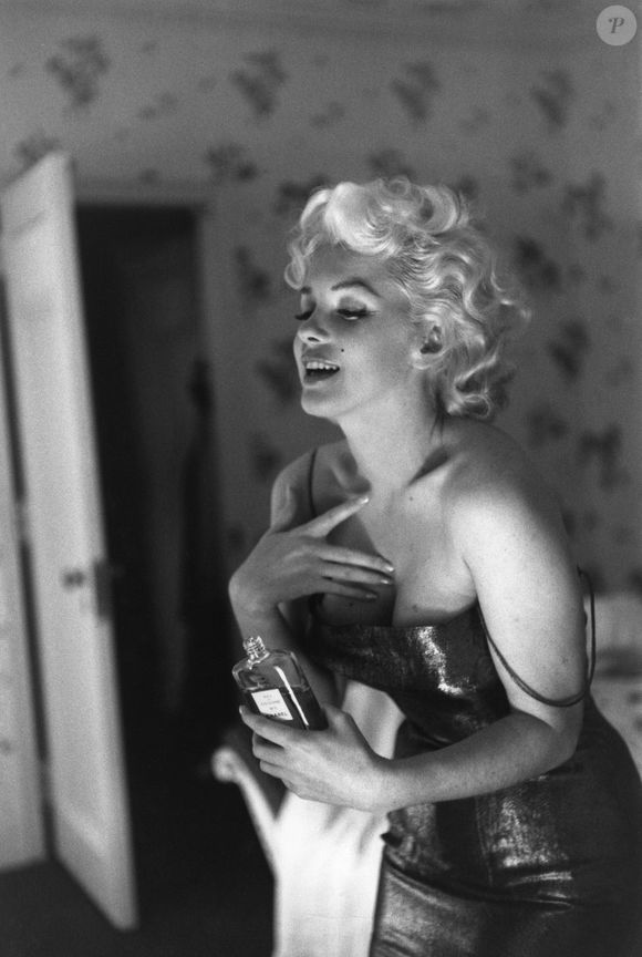 Marilyn Monroe foi fotografada borrifando o perfume Chanel nº 5 em seu camarim