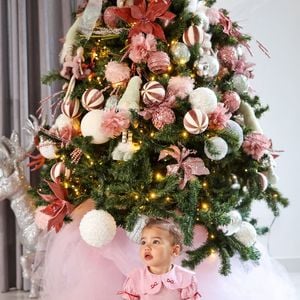 Filha do meio de Neymar combinou o vestido com a árvore de natal da família