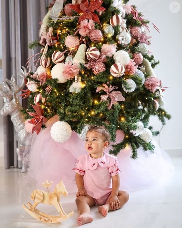 Filha do meio de Neymar combinou o vestido com a árvore de natal da família