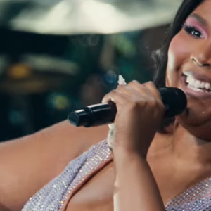 6. Lizzo: Live in Concert (2022) – HBO Max - Gravado durante a turnê "Special", este show captura toda a energia e carisma de Lizzo. Com hits como "About Damn Time" e participações especiais de Cardi B e Missy Elliott, é uma celebração do amor-próprio e da diversidade.