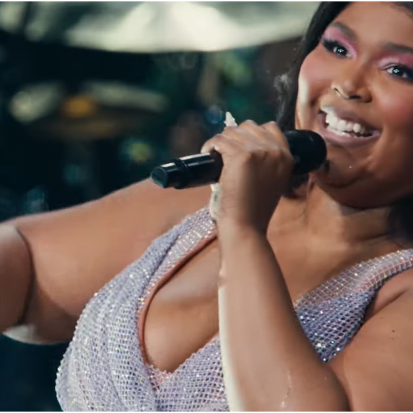 6. Lizzo: Live in Concert (2022) – HBO Max - Gravado durante a turnê "Special", este show captura toda a energia e carisma de Lizzo. Com hits como "About Damn Time" e participações especiais de Cardi B e Missy Elliott, é uma celebração do amor-próprio e da diversidade.