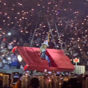 Beyoncé parou a música e pediu para descer