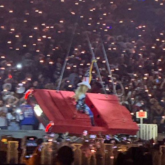 Beyoncé parou a música e pediu para descer