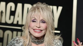 Causa da morte de Dolly Parton: icônica cantora de 80 anos lutava contra doença agressiva e deixou pedido inusitado para sepultamento