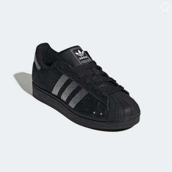 Com estética que remete à lendária luva de Michael Jackson, novo tênis da Adidas promete conquistar fãs do Rei do Pop e fashionistas igualmente