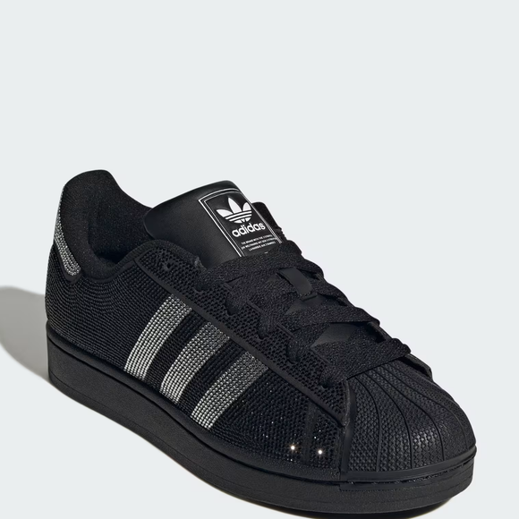 Com estética que remete à lendária luva de Michael Jackson, novo tênis da Adidas promete conquistar fãs do Rei do Pop e fashionistas igualmente