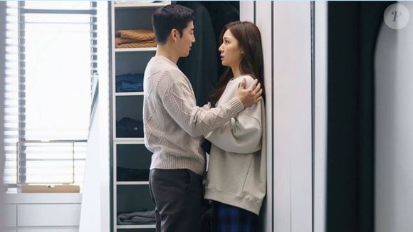 A trama gira em torno de Hong Ye-seul (Seo Ji-hye), uma talentosa gerente de contas da Zeu Ad, que guarda um segredo peculiar: ela enxerga o futuro de suas relações amorosas sempre que beija alguém.