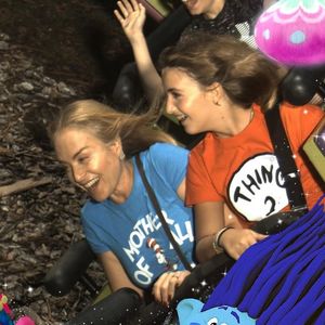 Angélica, ao lado de Eva, se divertiu muito em brinquedos radicais