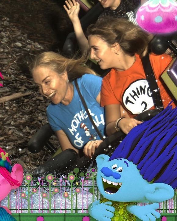 Angélica, ao lado de Eva, se divertiu muito em brinquedos radicais