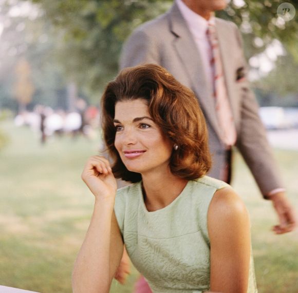 Ícone eterno da elegância, Jackie Kennedy volta ao centro das conversas de moda mesmo décadas após sua morte