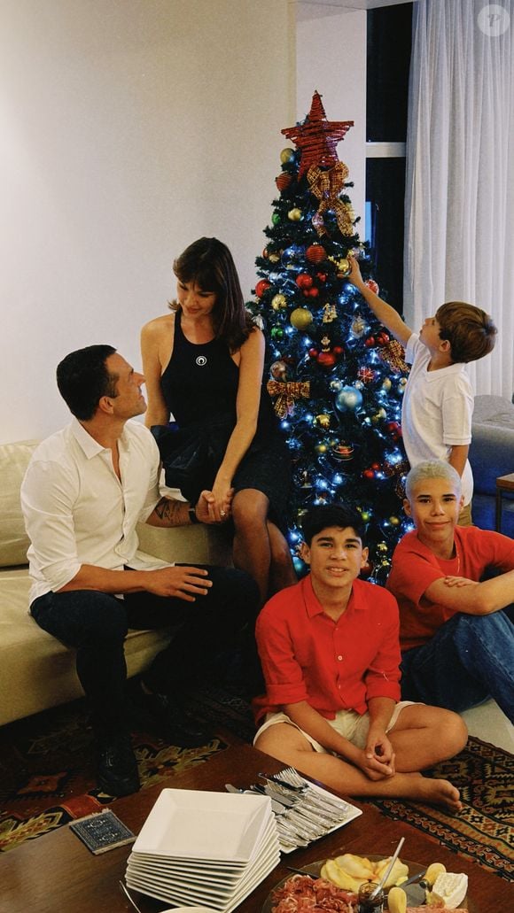 Isis Valverde passa seu primeiro Natal oficialmente casada com o empresário Marcus Buaiz e filho; filhos do cantor, fruto da relação com Wanessa Camargo, participaram da celebração
