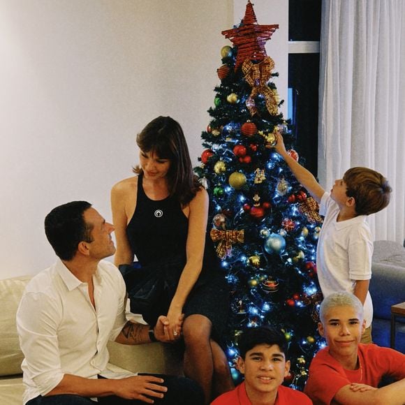 Isis Valverde passa seu primeiro Natal oficialmente casada com o empresário Marcus Buaiz e filho; filhos do cantor, fruto da relação com Wanessa Camargo, participaram da celebração