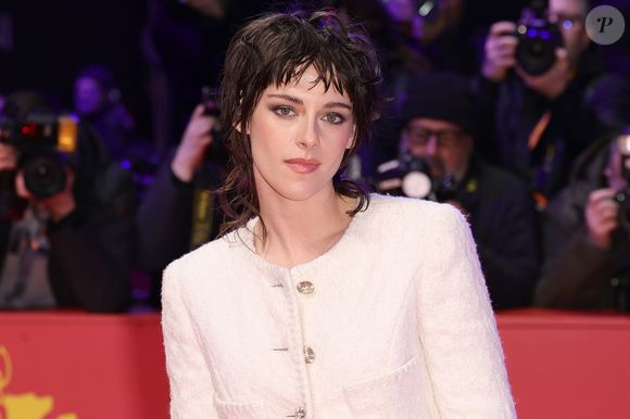 Kristen Stewart aposta em franjinha curta e desconexa há anos