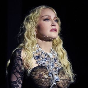 Madonna causa polêmica com atitude instantes antes do show de Lady Gaga e web detona: 'Tá com inveja da Gaga'