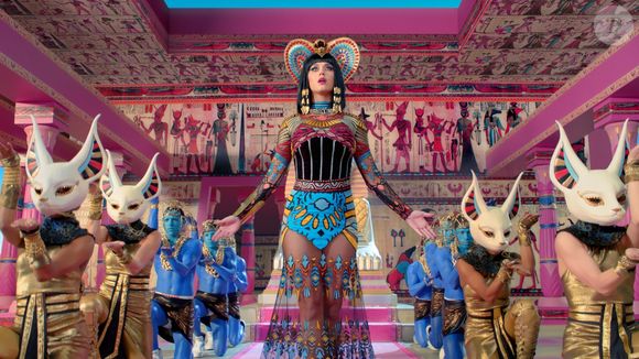 Katy Perry no videoclipe de 'Dark Horse', como uma deusa egípcia