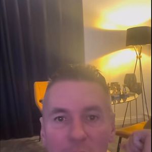 Ex-guarda-costas afirma que Michael Jackson apenas visitava casas quando foto com Jeffrey Epstein foi registrada