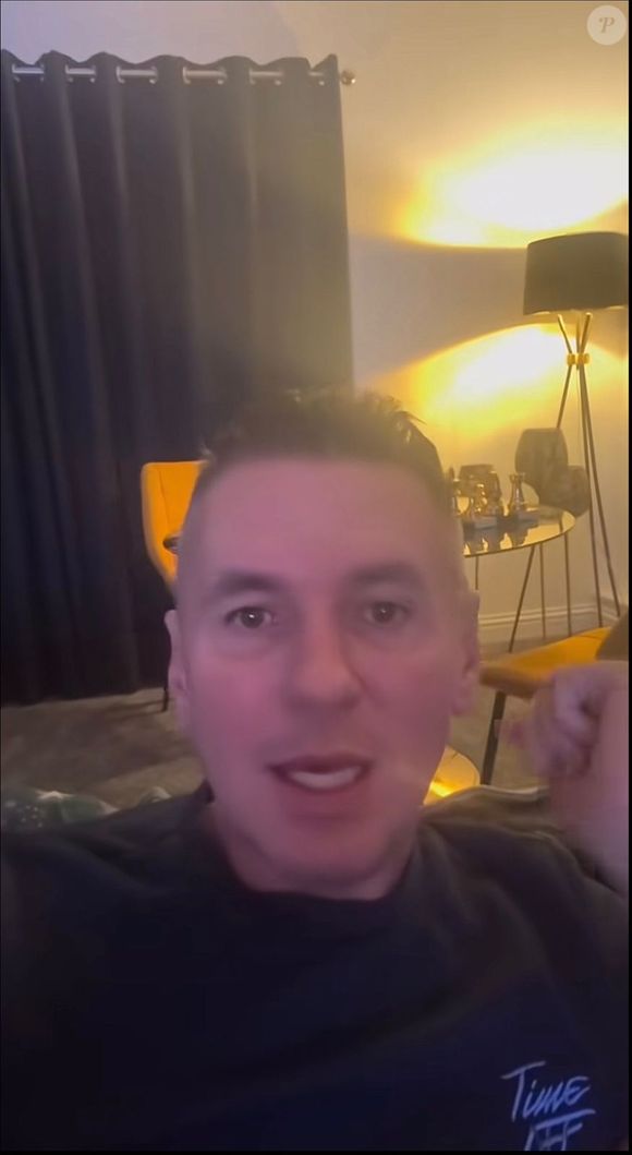 Ex-guarda-costas afirma que Michael Jackson apenas visitava casas quando foto com Jeffrey Epstein foi registrada