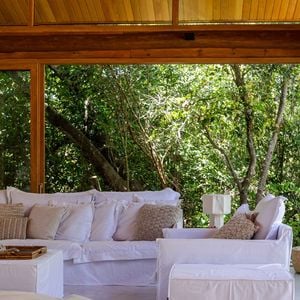 Casa de Heloísa Périssé conta com móveis pensados para a saída da piscina