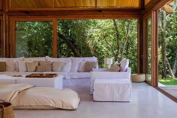 Casa de Heloísa Périssé conta com móveis pensados para a saída da piscina