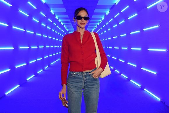 Bruna Marquezine apostou em um cardigã vermelho para a F1