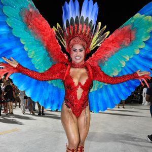 A ex-BBB Isabelle Nogueira foi fantasiada de arara para o ensaio técnico da Grande Rio