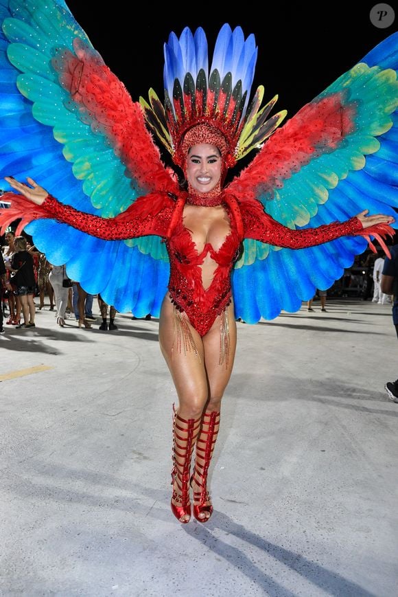 A ex-BBB Isabelle Nogueira foi fantasiada de arara para o ensaio técnico da Grande Rio