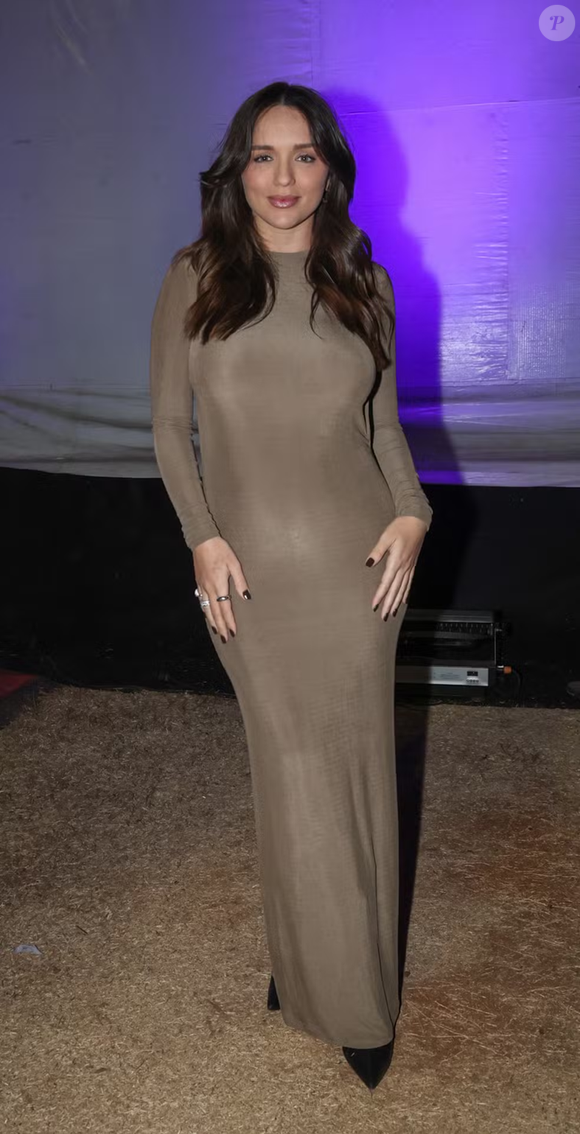 Rafa Kalimann, grávida, elegeu um elegante vestido longo