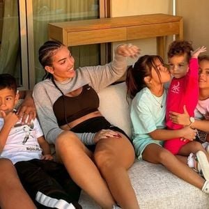 Às vésperas do possível casamento, Cristiano Ronaldo e Georgina Rodríguez celebram uma família formada por cinco filhos. Os dois são pais biológicos de Alana Martina e Bella Esmeralda, enquanto Georgina também exerce o papel de mãe na criação de Cristiano Jr. e dos gêmeos Eva e Mateo