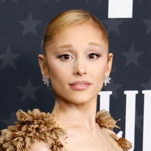 Deslumbrante! Ariana Grande se destaca no Critics' Choice Awards com um visual ousado