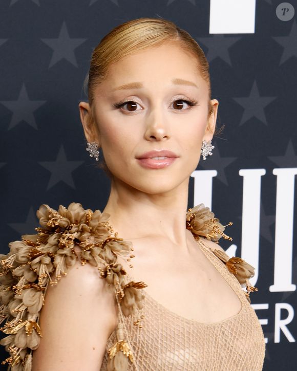 Deslumbrante! Ariana Grande se destaca no Critics' Choice Awards com um visual ousado