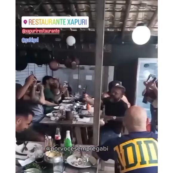Gabigol e a namorada, Rafaella Santos, foram vistos em famoso restaurante de Belo Horizonte; pai do cantor cantou uma serenata para o filho e para a irmã de Neymar