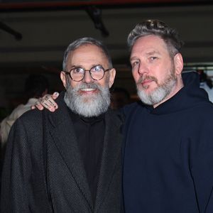 Paulo Borges e Alexandre Herchcovitch combinaram alfaiataria oversized e streetwear, em contraste entre casaco elegante e moletom urbano