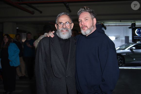 Paulo Borges e Alexandre Herchcovitch combinaram alfaiataria oversized e streetwear, em contraste entre casaco elegante e moletom urbano