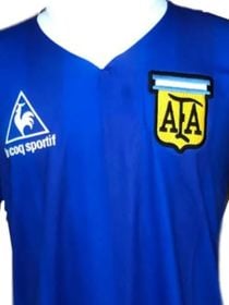 'Privilégio absoluto': a fortuna de R$ 44 milhões que uma camisa da Argentina rendeu a um jogador inglês depois de muita polêmica e um leilão histórico