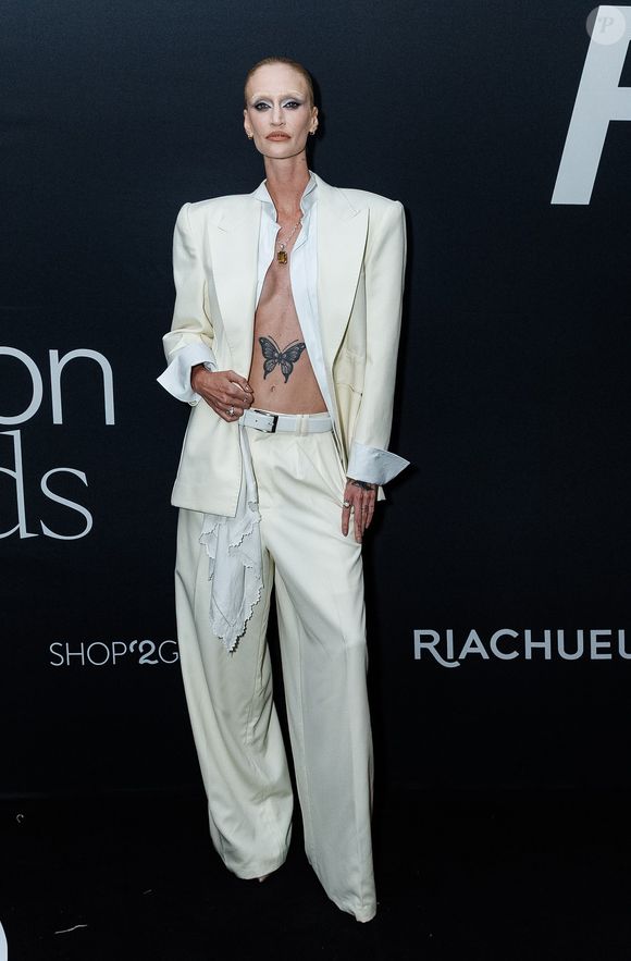 FFW Brasil Fashion Awards 2026: Vivi Orth colocou a ousadia para jogo em um smoking desconstruído, com a camisa aberta e seios à mostra