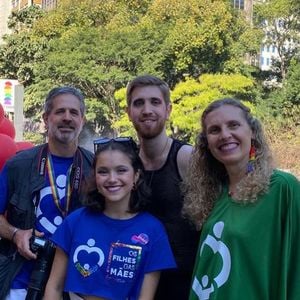 Registro de Elisa Annenberg na parada LGBTQIAP+ de São Paulo, considerada a maior do mundo por anos.