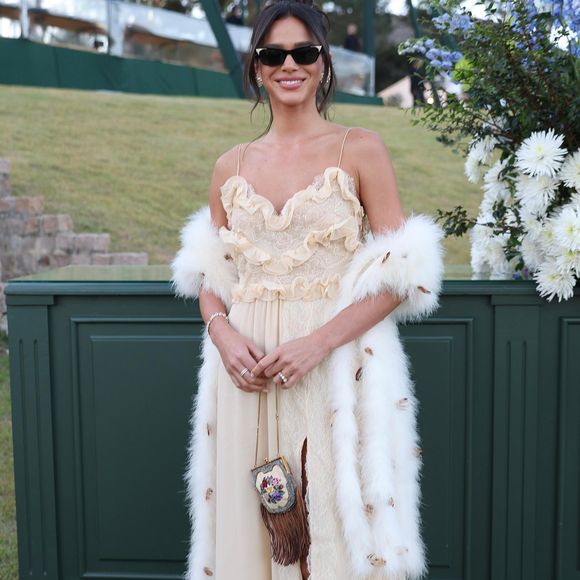 Bruna Marquezine apostou em um vestido longo em tom creme com tecido leve e acabamento delicado