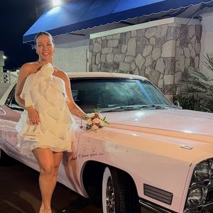 Vestido de Carla Perez em renovação de votos traz uma grande flor aplicada no busto, que dá um toque delicado e sofisticado