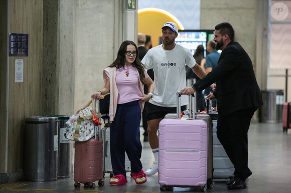 Mas como toda viagem chega ao fim, o retorno ao Brasil também rendeu comentários entre os fãs. O aerolook de Larissa Manoela chamou atenção por apostar no conforto acima de tudo