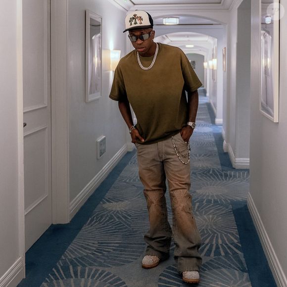 Internautas estão suspeitando que Vini Jr. deu dois buquês de flores para Virgínia