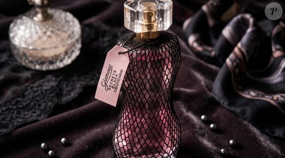 Frutado gourmand e cheio de personalidade: o Glamour Secrets Black, de O Boticário, aposta em uma composição oriental frutal com Framboesa, Flor de Tiaré, Praliné e Vanilla para deixar um rastro sofisticado por onde passa