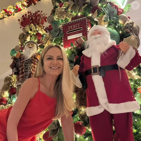 Eliana, com pouca maquiagem, curtiu natal de vestido vermelho