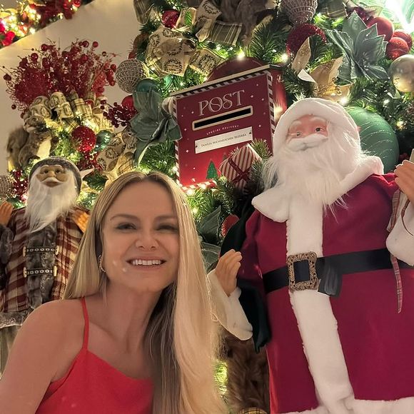Eliana, com pouca maquiagem, curtiu natal de vestido vermelho