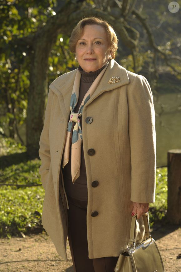 Foto da personagem Iná, Nicette Bruno, da novela 'A Vida da Gente' (2011): importantes estudos afirmam que as gerações mais novas tem papel fundamental na preservação da agilidade mental dos idosos.