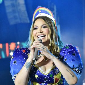 Solange Almeida usou roupa com menção às festas juninas e à bandeira de Pernambuco durante show no São João de Caruaru 2025