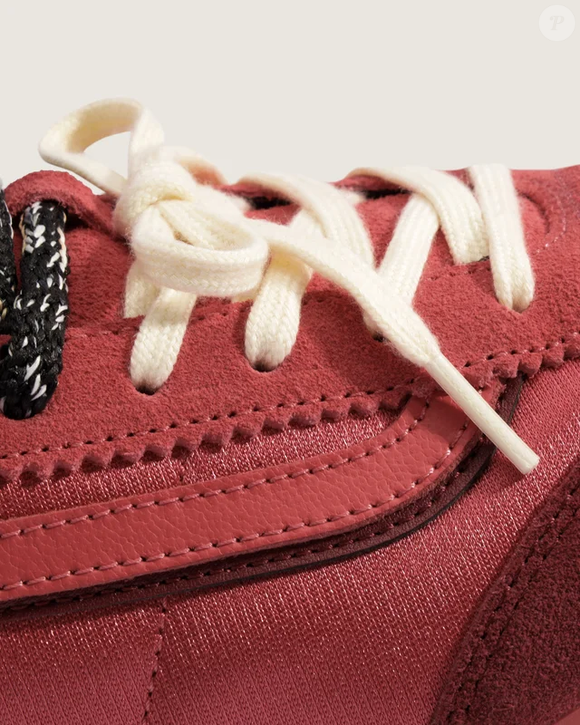 O design mantém a conexão com o legado da Vans e sua conhecida atitude Off The Wall, preservando a identidade da marca em uma proposta que pode ir além das combinações tradicionais com jeans e roupas esportivas